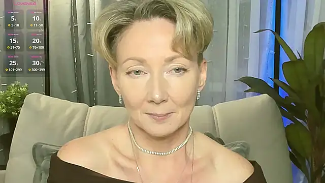 Snapshot of AkexandraFix chatting on 11/25/25, 01:00 AkexandraFix online show from 11/25/25, 01:00