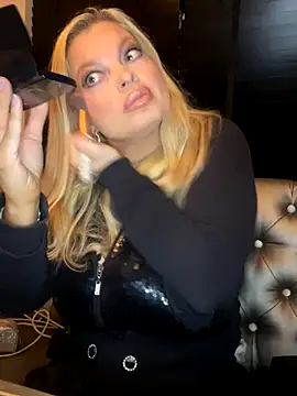 Snapshot of Lisavontease chatting on 10/12/25, 04:33 Lisavontease online show from 10/12/25, 04:33