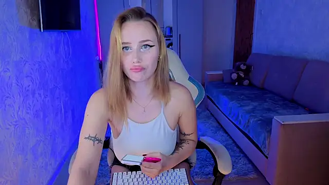 Snapshot of litlle_pie chatting on 10/31/25, 08:32 litlle pie online show from 10/31/25, 08:32