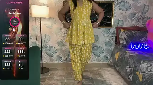 Snapshot of Sizzling__ZAARA chatting on 01/24/25, 04:39 Sizzling ZAARA online show from 01/24/25, 04:39