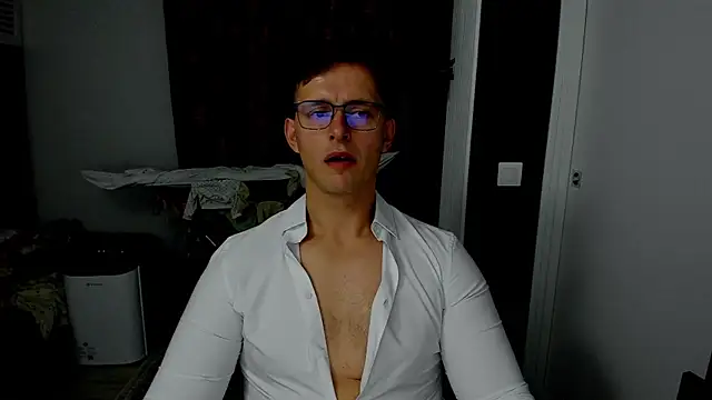 Snapshot of sexxymuscles4u chatting on 11/06/25, 02:40 sexxymuscles4u online show from 11/06/25, 02:40