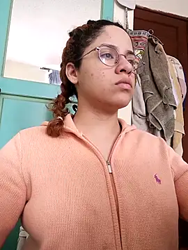 Snapshot of EmmaMelissa0521 chatting on 09/22/25, 06:43 EmmaMelissa0521 online show from 09/22/25, 06:43