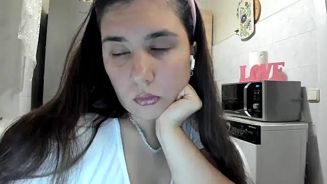 Snapshot of MiaMarrone chatting on 11/13/25, 12:53 MiaMarrone online show from 11/13/25, 12:53