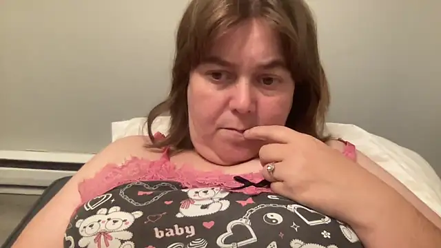 Snapshot of ParisNova chatting on 10/25/25, 08:58 ParisNova online show from 10/25/25, 08:58