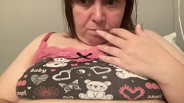 Snapshot of ParisNova chatting on 12/17/25, 02:01 ParisNova online show from 12/17/25, 02:01