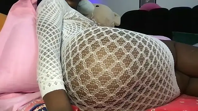 Snapshot of choco_petite chatting on 02/26/26, 04:00 choco petite online show from 02/26/26, 04:00