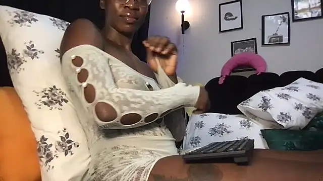 Snapshot of choco_petite chatting on 03/02/26, 03:52 choco petite online show from 03/02/26, 03:52