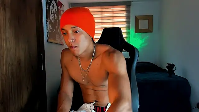 Snapshot of Liam_V chatting on 02/01/25, 04:44 Liam V online show from 02/01/25, 04:44