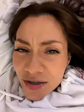 Snapshot of SamyJones9 chatting on 09/22/25, 12:23 SamyJones9 online show from 09/22/25, 12:23