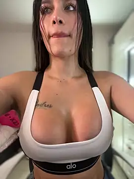 Emmily 19 online show from 11/11/25, 11:05