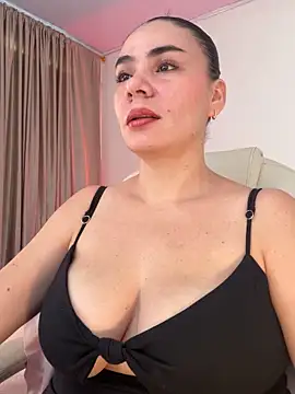 Snapshot of MeganDupont chatting on 12/14/25, 01:05 MeganDupont online show from 12/14/25, 01:05