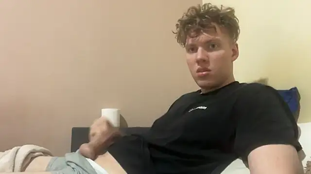 Snapshot of sexybooii6968 chatting on 12/01/25, 02:44 sexybooii6968 online show from 12/01/25, 02:44