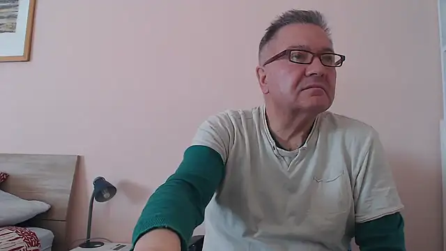 Snapshot of YOU6me chatting on 10/26/25, 09:59 YOU6me online show from 10/26/25, 09:59