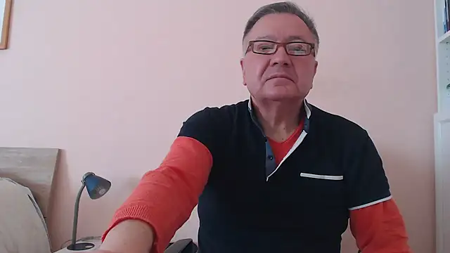 Snapshot of YOU6me chatting on 11/22/25, 09:41 YOU6me online show from 11/22/25, 09:41