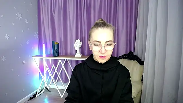 queen a n i online show from 09/26/25, 08:51