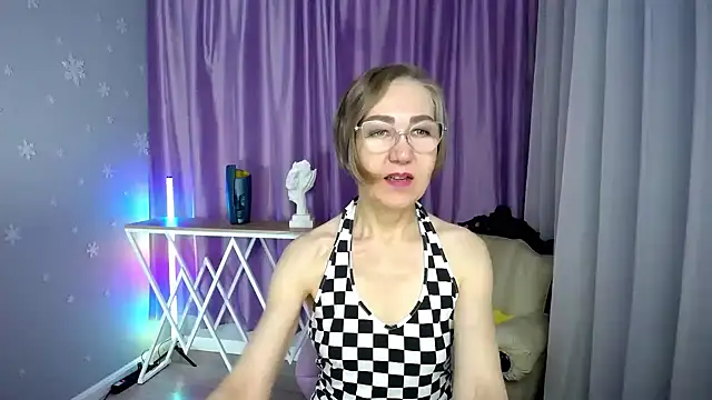 queen a n i online show from 10/31/25, 01:45