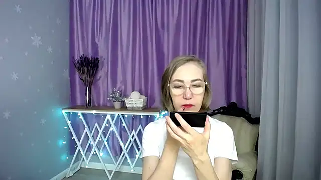 queen a n i online show from 04/05/26, 10:12