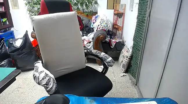 Snapshot of alexam_gal@xh chatting on 02/08/25, 02:05 alexam galxh online show from 02/08/25, 02:05