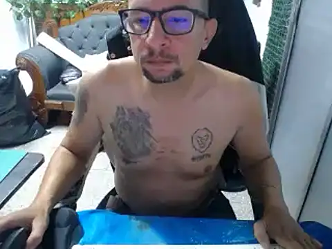 Snapshot of alexam_gal@xh chatting on 03/01/25, 03:05 alexam galxh online show from 03/01/25, 03:05