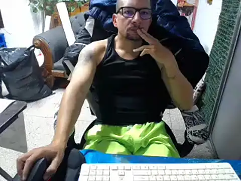 Snapshot of alexam_gal@xh chatting on 03/05/25, 03:40 alexam galxh online show from 03/05/25, 03:40