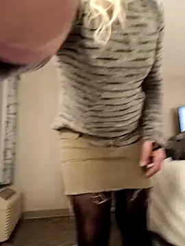 Snapshot of LittleblondeTS chatting on 11/07/25, 11:27 LittleblondeTS online show from 11/07/25, 11:27