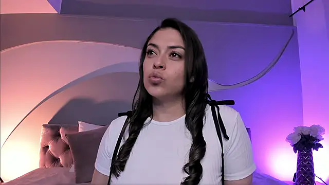 Snapshot of Nicolle_W chatting on 02/05/25, 11:55 Nicolle W online show from 02/05/25, 11:55