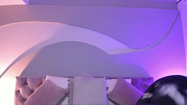 Snapshot of Nicolle_W chatting on 02/07/25, 11:45 Nicolle W online show from 02/07/25, 11:45