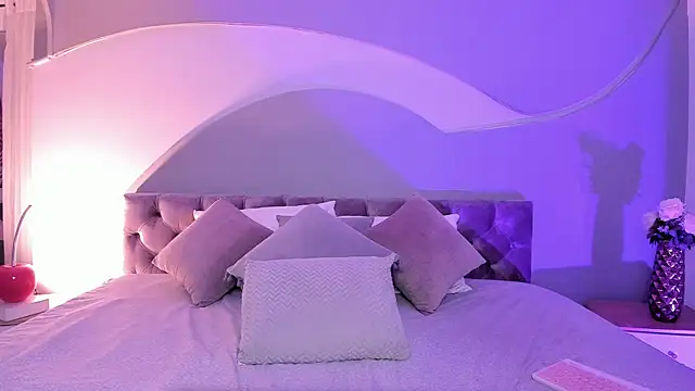 Snapshot of Nicolle_W chatting on 03/01/25, 12:01 Nicolle W online show from 03/01/25, 12:01