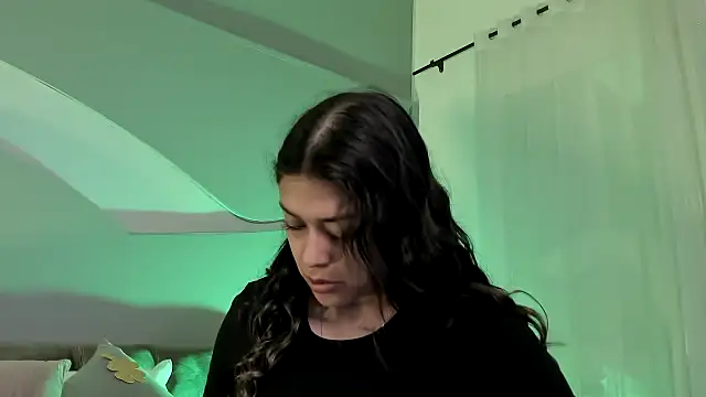 Snapshot of Nicolle_W chatting on 03/17/25, 06:42 Nicolle W online show from 03/17/25, 06:42