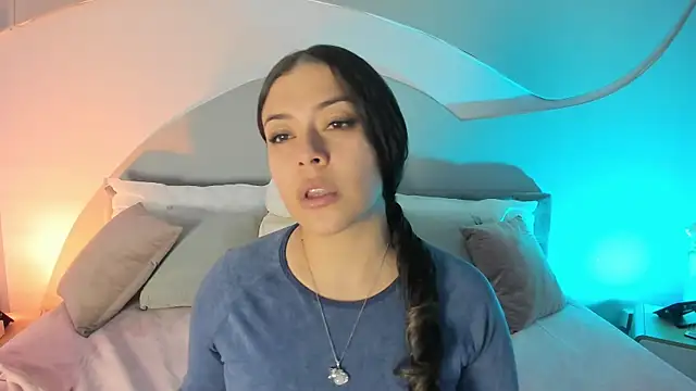 Snapshot of Nicolle_W chatting on 09/15/25, 12:05 Nicolle W online show from 09/15/25, 12:05