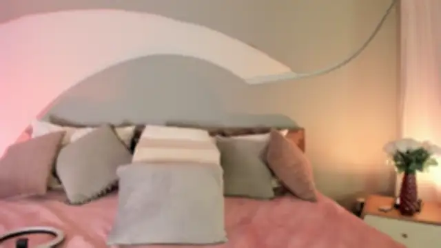 Snapshot of Nicolle_W chatting on 09/20/25, 11:55 Nicolle W online show from 09/20/25, 11:55