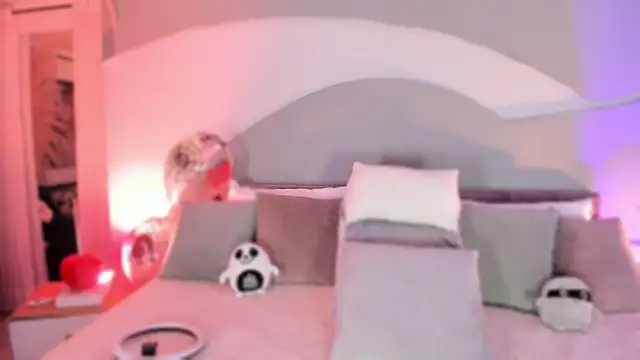 Snapshot of Nicolle_W chatting on 10/21/25, 11:55 Nicolle W online show from 10/21/25, 11:55