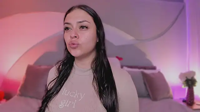 Snapshot of Nicolle_W chatting on 03/05/26, 11:39 Nicolle W online show from 03/05/26, 11:39