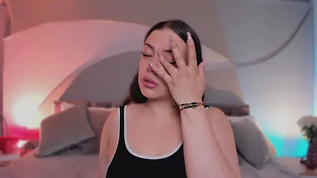 Snapshot of Nicolle_W chatting on 04/07/26, 11:43 Nicolle W online show from 04/07/26, 11:43