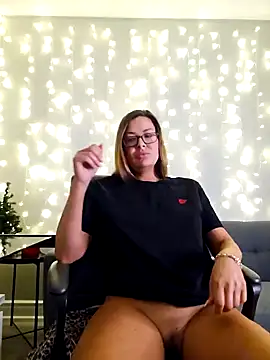 Snapshot of RebeccaXO_ chatting on 12/13/24, 03:27 RebeccaXO online show from 12/13/24, 03:27