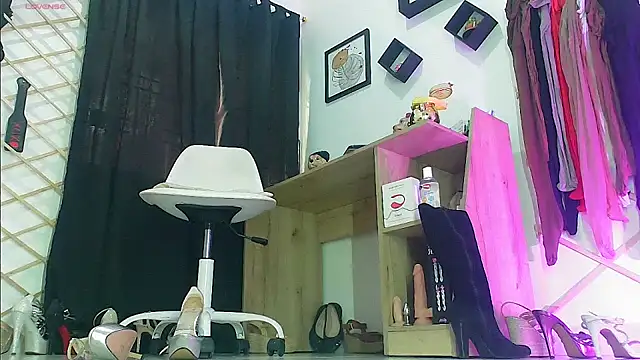 Snapshot of myla_sarah chatting on 04/30/26, 08:57 myla sarah online show from 04/30/26, 08:57