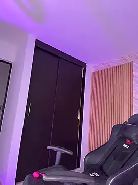 Snapshot of karol_green_ chatting on 10/30/25, 02:24 karol green online show from 10/30/25, 02:24