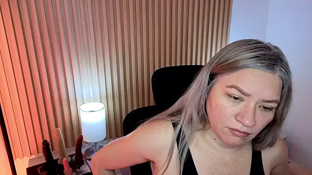 Snapshot of MarianL0ve chatting on 11/02/25, 11:23 MarianL0ve online show from 11/02/25, 11:23