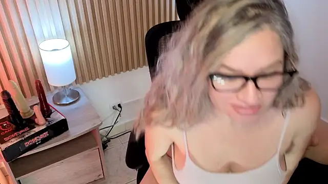 Snapshot of MarianL0ve chatting on 11/15/25, 12:13 MarianL0ve online show from 11/15/25, 12:13