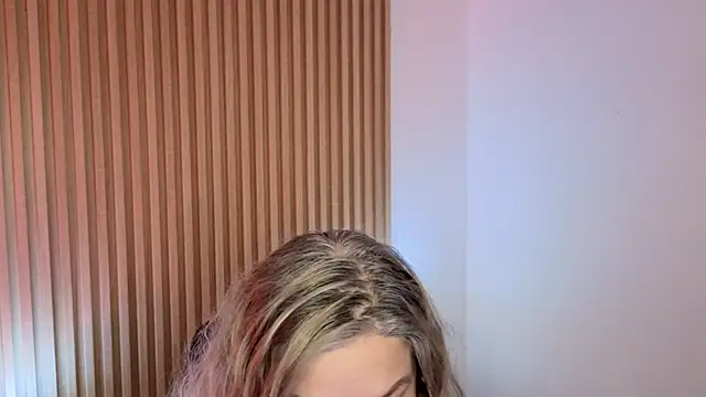 Snapshot of MarianL0ve chatting on 11/20/25, 10:37 MarianL0ve online show from 11/20/25, 10:37