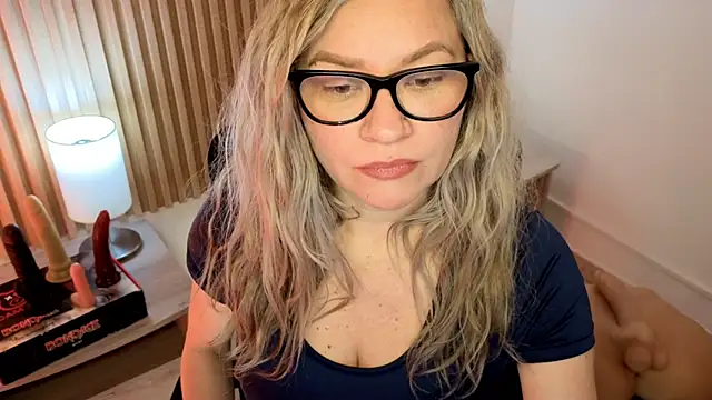 Snapshot of MarianL0ve chatting on 11/21/25, 10:47 MarianL0ve online show from 11/21/25, 10:47