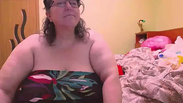 Snapshot of HugeTits chatting on 11/25/25, 02:00 HugeTits online show from 11/25/25, 02:00