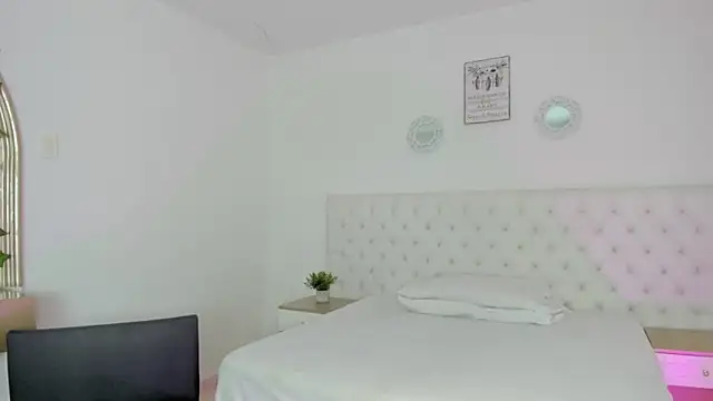 Snapshot of emma_rules99 chatting on 11/11/25, 01:00 emma rules99 online show from 11/11/25, 01:00