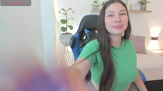 Snapshot of bella_99_ chatting on 04/24/26, 11:23 bella 99 online show from 04/24/26, 11:23