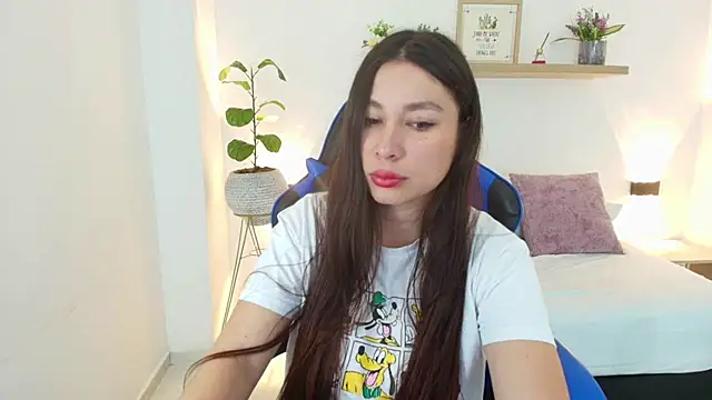 Snapshot of bella_99_ chatting on 05/02/26, 11:04 bella 99 online show from 05/02/26, 11:04