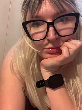 Snapshot of vanda26hot chatting on 03/07/26, 05:43 vanda26hot online show from 03/07/26, 05:43