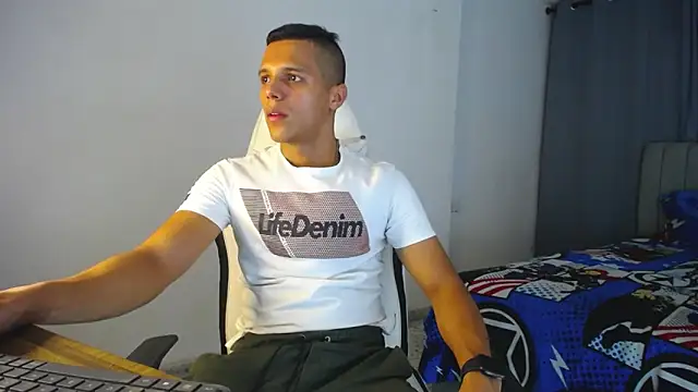 Snapshot of DavidAngell7 chatting on 12/06/24, 04:36 DavidAngell7 online show from 12/06/24, 04:36