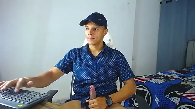 Snapshot of DavidAngell7 chatting on 12/07/24, 04:31 DavidAngell7 online show from 12/07/24, 04:31