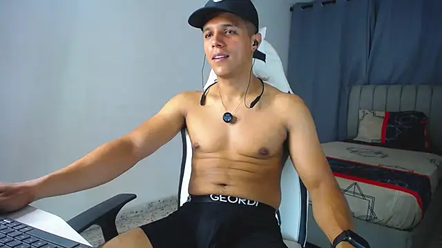 Snapshot of DavidAngell7 chatting on 10/04/25, 05:05 DavidAngell7 online show from 10/04/25, 05:05