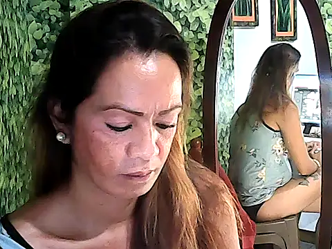Snapshot of yummy_21xxx chatting on 10/13/25, 01:44 yummy 21xxx online show from 10/13/25, 01:44